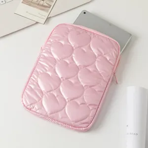 Primer plano de la funda acolchada rosa para tablet con diseño de corazón