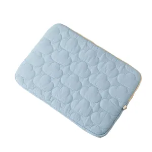 Custodia per laptop trapuntata blu con ricamo a nuvola per proteggere i tablet