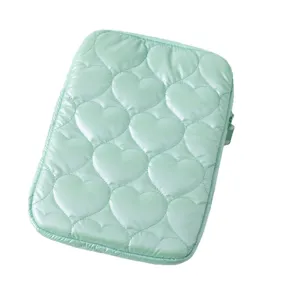 Funda acolchada corazones verde menta para portátil, iPad y tabletas de 15 pulgadas