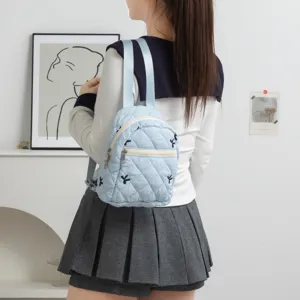 Mini mochila acolchada azul claro con bordado, estilo dulce para niñas y estudiantes.