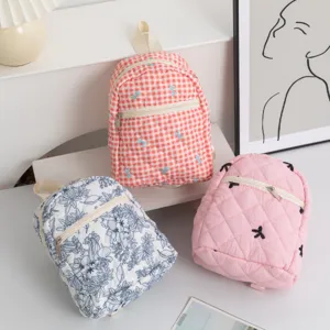 Selección de mini mochilas acolchadas con bordados de flores y mariposas muy detallados.