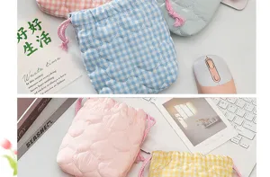 Vue détaillée de pochettes matelassées en coton aux tons pastel avec motifs de cœurs