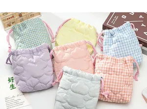Plusieurs sacs à cordon matelassés colorés pour appareils Instax et rangement