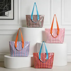 Borse tote in PVC a righe colorate su piedistalli bianchi minimalisti