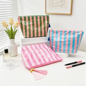 Sammlung gestreifter wasserdichter PVC-Kosmetiktaschen mit Tulpen und Make-up-Zubehör