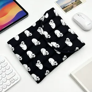 Vista detallada de la funda acolchada para portátil con diseño de gatos blancos