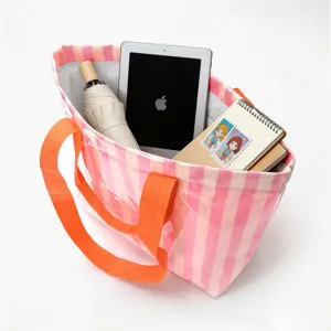 Grande borsa tote in PVC a righe rosa con manico arancione e ampio spazio interno.