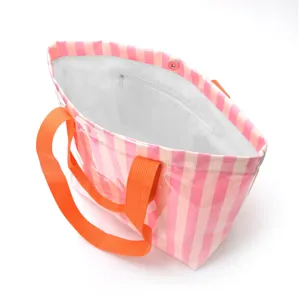 Dettaglio della borsa tote a righe in PVC con capiente interno bianco e tasca con zip