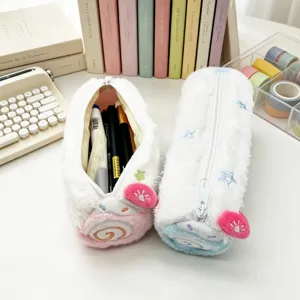 Dos lindos estuches de peluche con forma de pastel enrollado rosa y azul para estudiantes