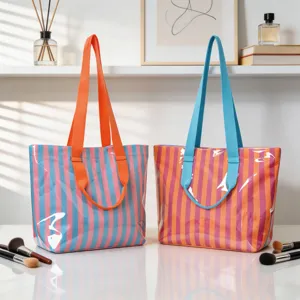 Due borse tote a righe colorate in PVC con accessori per il trucco su tavolo bianco
