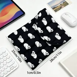 Detalle de funda acolchada para tableta con estampado de gatos y medida 28x25x1cm