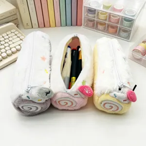 Vista detallada de tres estuches de peluche con forma de pastel enrollado para niños