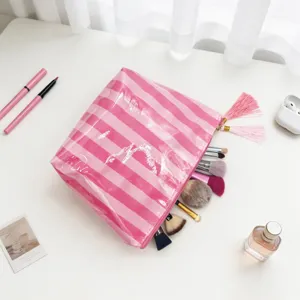 Wasserdichte rosa gestreifte PVC-Kosmetiktasche mit Quasten-Reißverschluss für Reisen