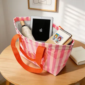 Borsa tote spaziosa in PVC a righe che mostra i dettagli della grande capacità