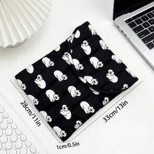 Vista detallada de funda acolchada para portátil con gatos y medidas en pulgadas y cm.