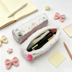 Estuche de peluche con diseño de rollo suizo que muestra detalles del interior amplio.