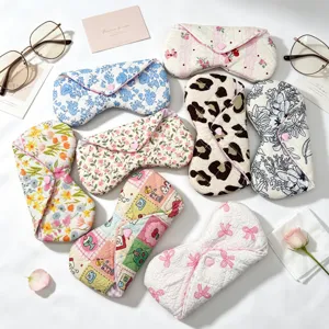 Variedad de fundas de tela acolchada para gafas con estampados florales y de leopardo de viaje