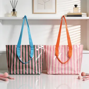 Dettaglio di eleganti borse tote in PVC a righe dai colori vivaci per viaggi e lavoro