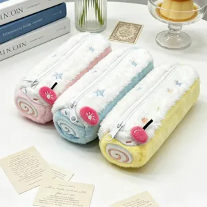 Vista detallada de tres estuches de peluche con forma de rollo suizo y colores brillantes