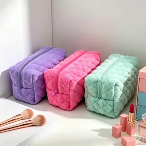 Gewatteerde cosmetische tassen van zachte badstof in snoepkleuren met veilige ritssluiting.