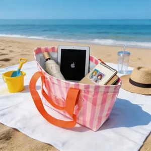 Borsa da spiaggia in PVC a righe rosa di grande capacità con articoli vacanza