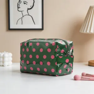 Neceser de maquillaje grande verde impermeable con lunares rosas y asa para viajes