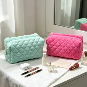 Gewatteerde snoepkleurige cosmetische tassen van handdoekstof in roze en muntgroen