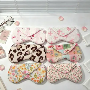 Colección de bonitas fundas de tela acolchada para gafas con varios estampados florales.