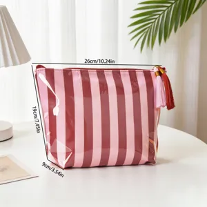 Detailansicht der gestreiften wasserdichten PVC-Kosmetiktasche mit Maßen 26x19x9cm