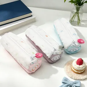 Estuches de peluche tipo brazo de gitano rosa morado y azul en una mesa blanca limpia