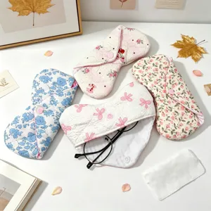 Vista detallada de fundas para gafas de tela acolchada con estampados de flores y lazos