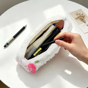 Detalle de un estuche de felpa suave con forma de rollo suizo blanco en uso diario