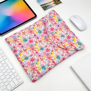 Funda acolchada para portátil con flores en un escritorio limpio con accesorios