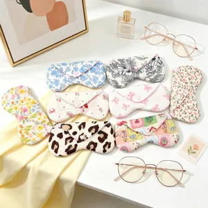 Variedad de lindas fundas de tela floral para gafas con botones en forma de corazón