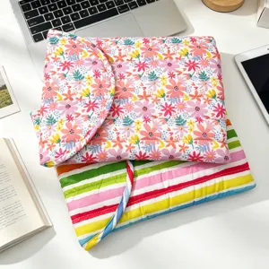 Detalle de funda acolchada para portátil con flores y rayas arcoíris