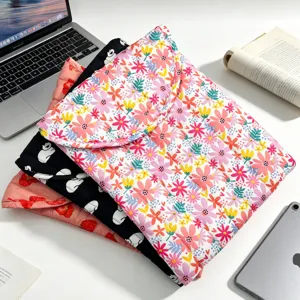 Vista detallada de fundas acolchadas para portátil con flores, pandas y fresas