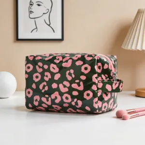 Neceser de viaje con estampado de leopardo de gran capacidad y textura impermeable.