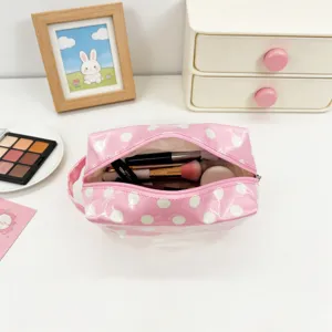 Primer plano del neceser de maquillaje rosa con lunares y gran capacidad para brochas