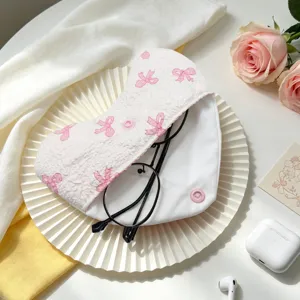 Linda funda de tela acolchada para gafas con estampado de lazos rosas y cierre de presión