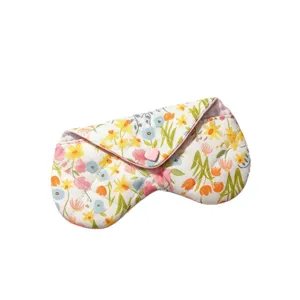 Funda para gafas de tela acolchada con flores y un bonito botón de corazón rosa
