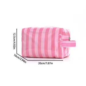 Neceser de viaje a rayas rosas y blancas con dimensiones de 20x10x12.5cm mostradas.
