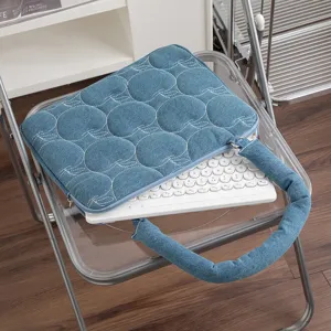 Detailansicht der stylischen Denim-Laptoptasche mit Apfel-Stickerei und Polstergriff