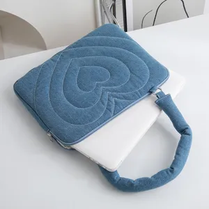 Blaue Denim-Laptoptasche mit gesteppter Herzstickerei und weichem, gepolstertem Tragegriff