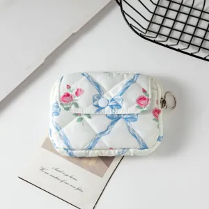 Mini bolsa acolchada con diseño floral de rosas vintage y anillo para los auriculares