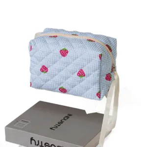 Beauty case trapuntato a righe con fragole per viaggio con cinturino da polso.