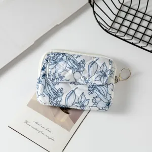 Primer plano detallado de una funda acolchada de flores para auriculares con bolsillo de botón