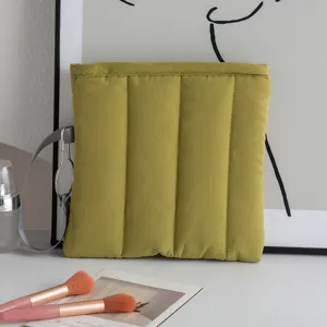 Detalle de la textura acolchada verde oliva de la funda para portátil y tablet de 13