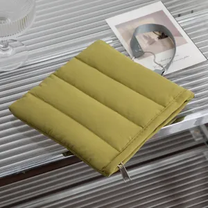 Detalle de la funda acolchada verde oliva para portátil de 13 pulgadas con cremallera metálica