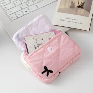 Mini bolsa de almacenamiento acolchada rosa con bordado de lazo y botón presión