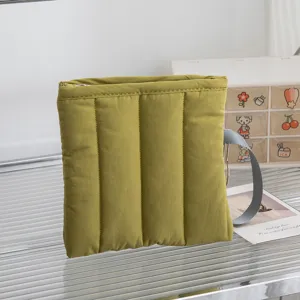 Detalle de la funda acolchada para tableta en verde oliva con relleno protector